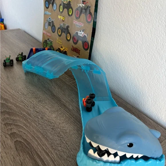 Monster Jam Mini Megalodon Race & Chomp Track - Picture 3 of 9